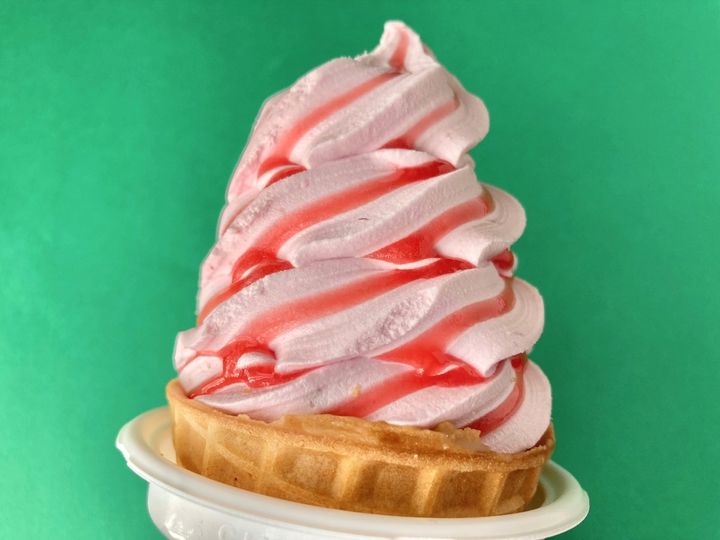 甘酸っぱさやワッフルコーンの食感がたまらん！【セブン】いちごのワッフルコーンアイス