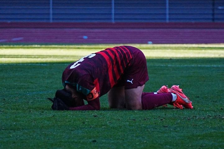 画像: PKを外し、ピッチに崩れ落ちる西村（写真 浅野凜太郎）