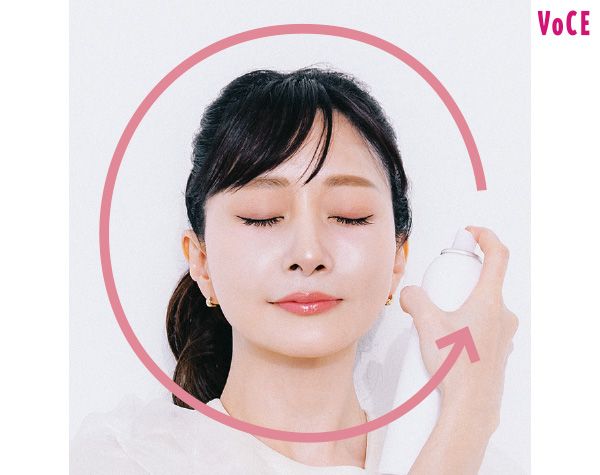 顔のまわりにぐるっとスプレーし、顔全体にふわっとかかるようにします。