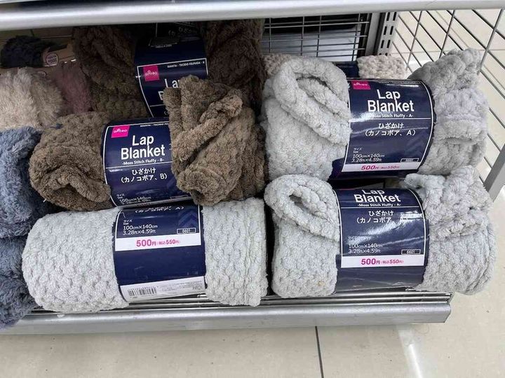 ダイソー「ひざ掛け（カノコボア、A／B）」