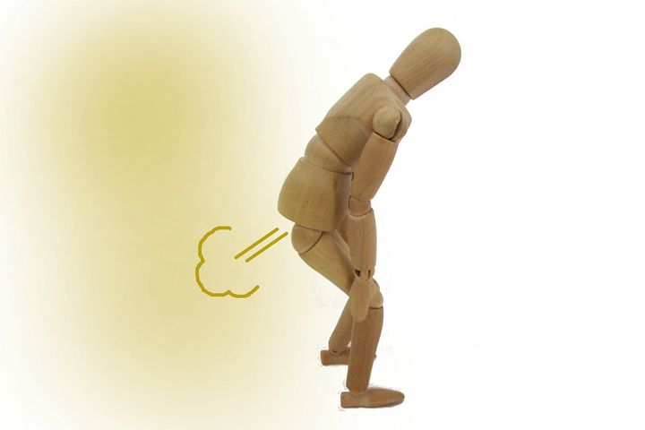 公共の場でオナラをするイメージ