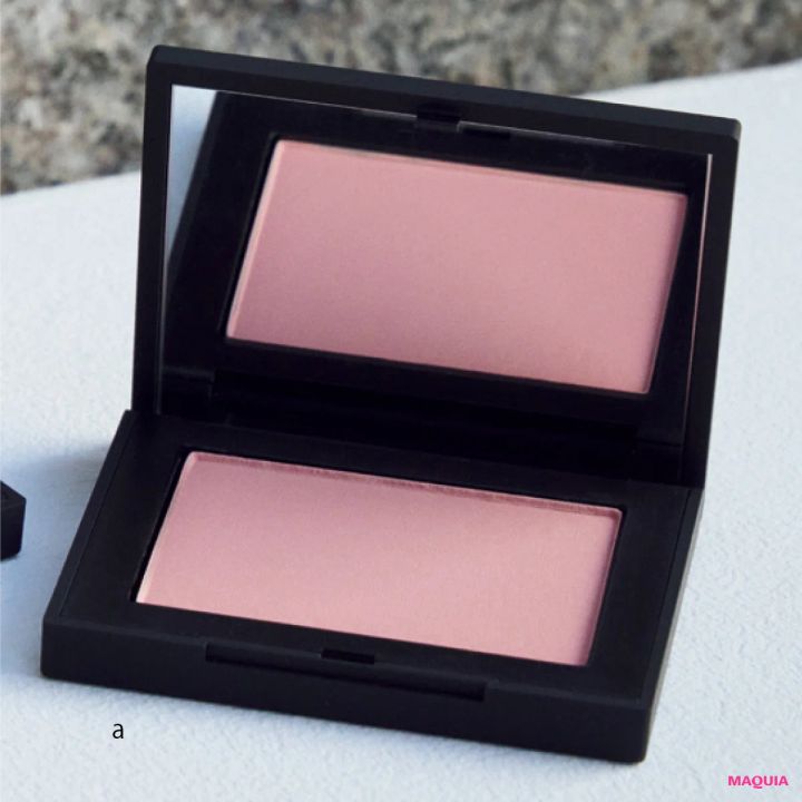 神崎恵さんがコートスタイルに合わせるメイク NARS ブラッシュ N 903