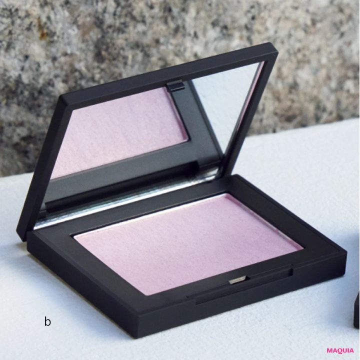 神崎恵さんがコートスタイルに合わせるメイク NARS ブラッシュ N 960