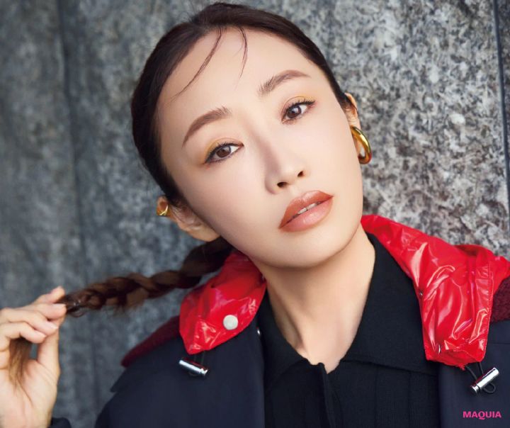 神崎恵さんがコートスタイルに合わせるメイク RMKのリップとNARSのチーク