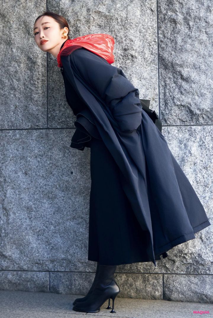 神崎 恵さん、色で遊ぶ大人メイクのポイントは？ アイスブルーのまつ毛に合わせるヘア&ファッションも