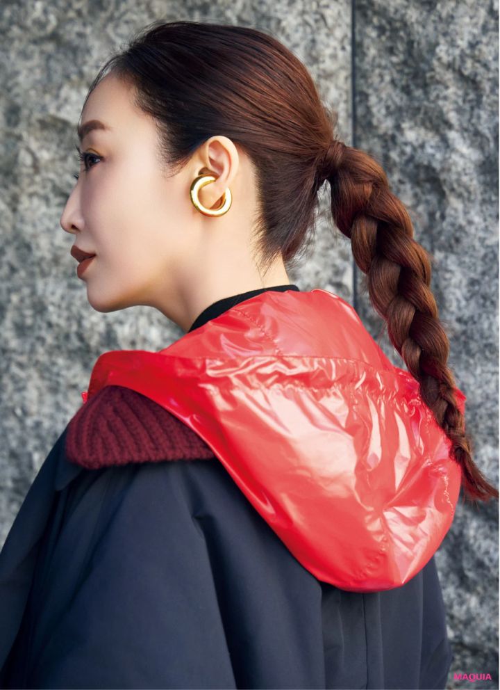 神崎恵さんがコートスタイルに合わせるヘアスタイル 三つ編み×ポニーテール