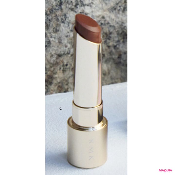 神崎恵さんがコートスタイルに合わせるメイク RMK ベルベットシーン リップカラー 09