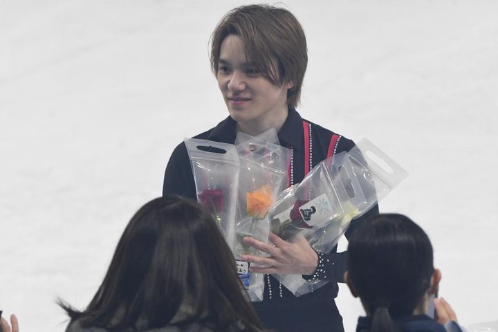 画像: ファンと交流を深める宇野昌磨