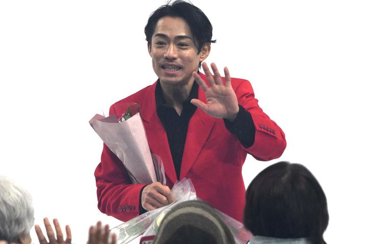 画像: ファンサービスに応える高橋大輔