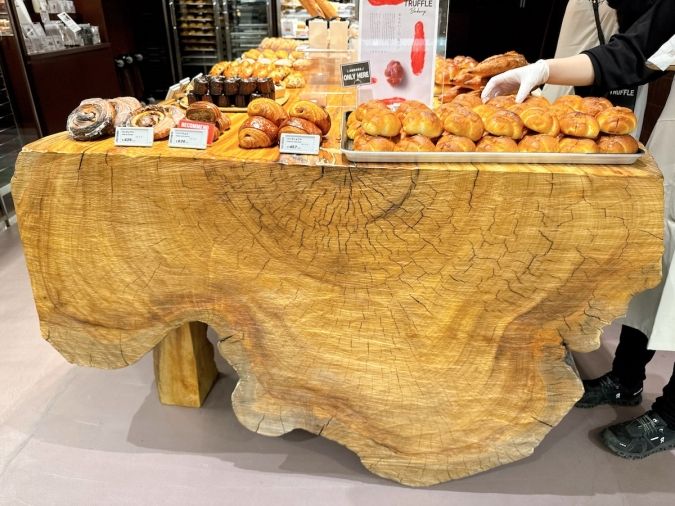 TRUFFLE mini博多駅店 クスノキのテーブル