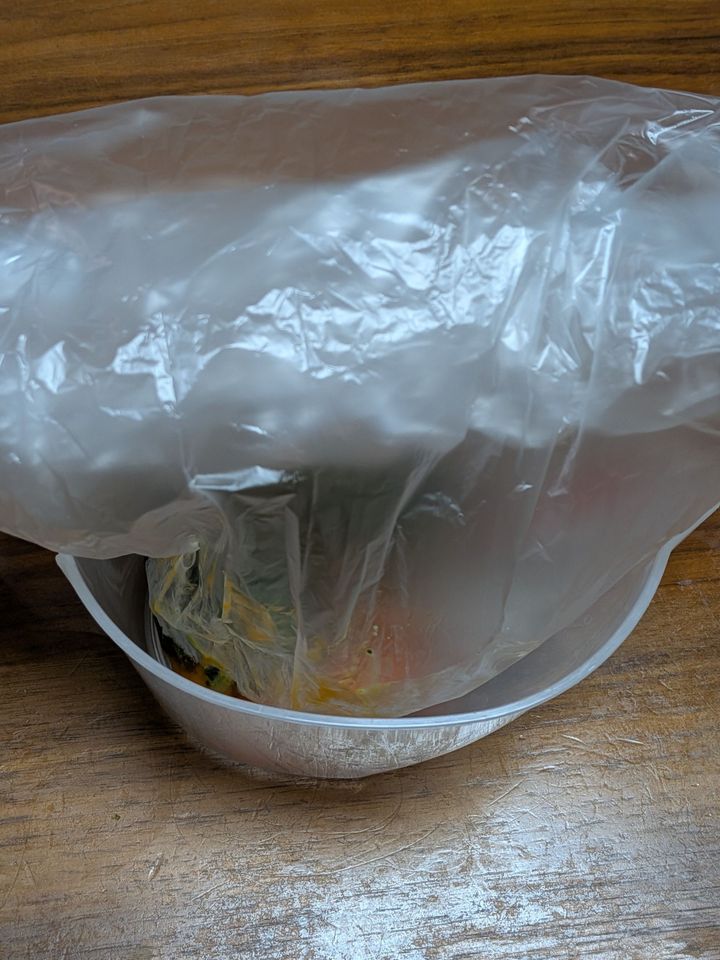 3．袋の上をふわっと閉じ、600Wで1分加熱する。一度取り出し揉み込む。＊熱いので注意。