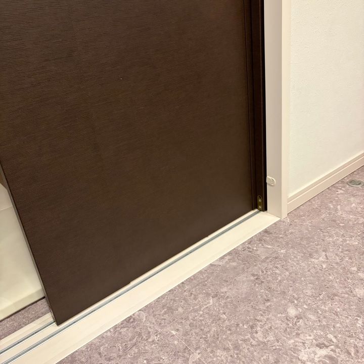 「ドアレール」の溝にたまった汚れを“ラクに取る”意外なアイテム「開け閉めするだけ」「簡単！」