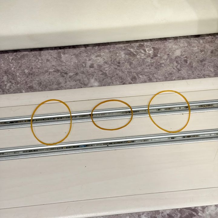 ドアレールの上に輪ゴムを置いているところ