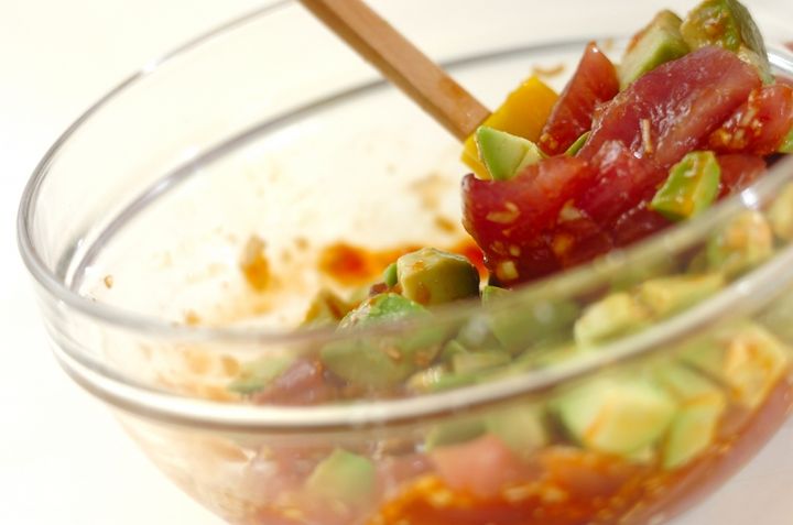 カツオとアボカドのユッケの作り方1