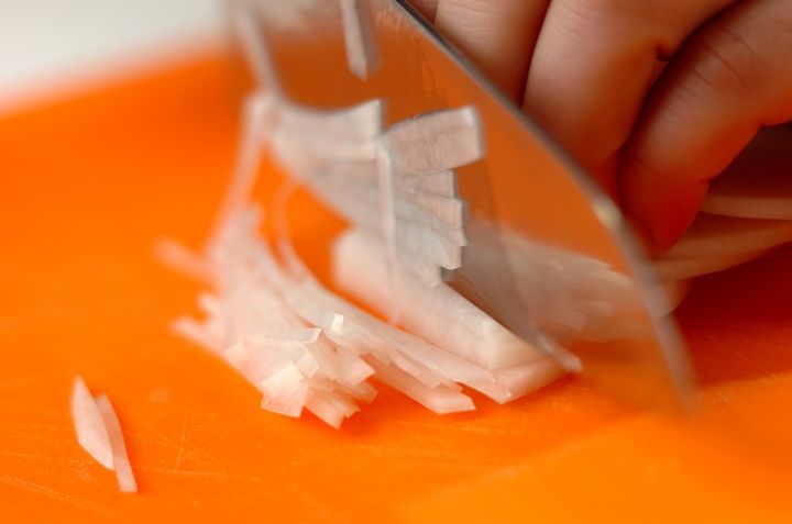 カツオとアボカドのユッケの下準備2