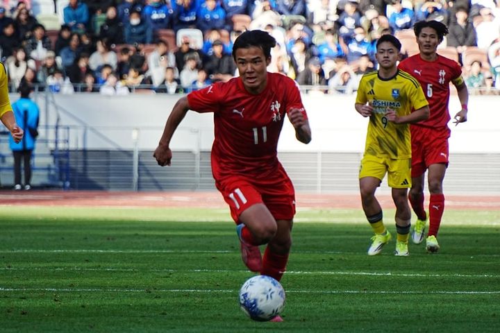 画像: 力強いドリブル突破を見せた徳村（写真：縄手猟）