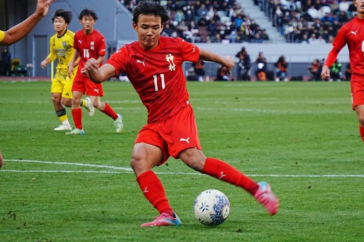 画像: シュートを放つ徳村（写真：縄手猟）