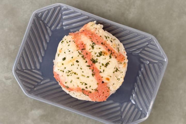 明太子×ホワイトソースが織り成す洋風のおいしさ【セブン】新作おむすび