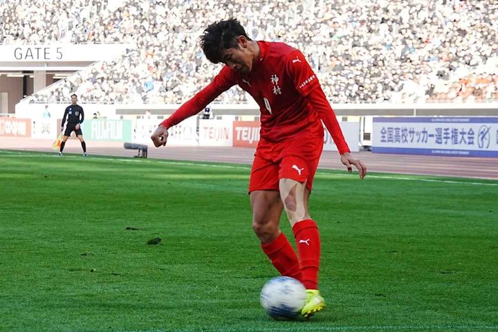 画像: クロスを上げる倉中（写真：縄手猟）