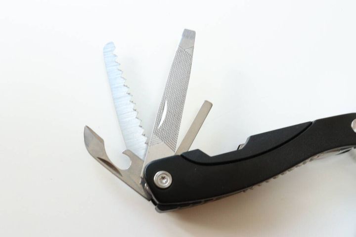 ダイソーのマルチツール（14in1）の左側