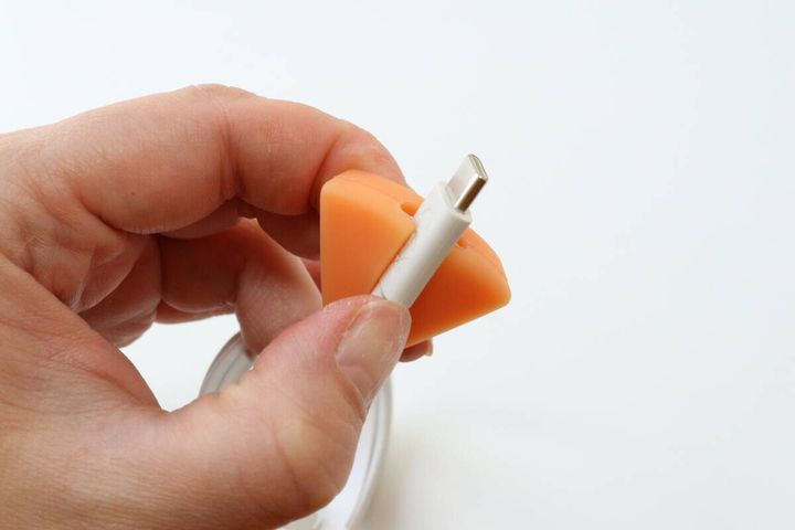 ダイソーのケーブルホルダー たべものモチーフはケーブルを挟んで使う