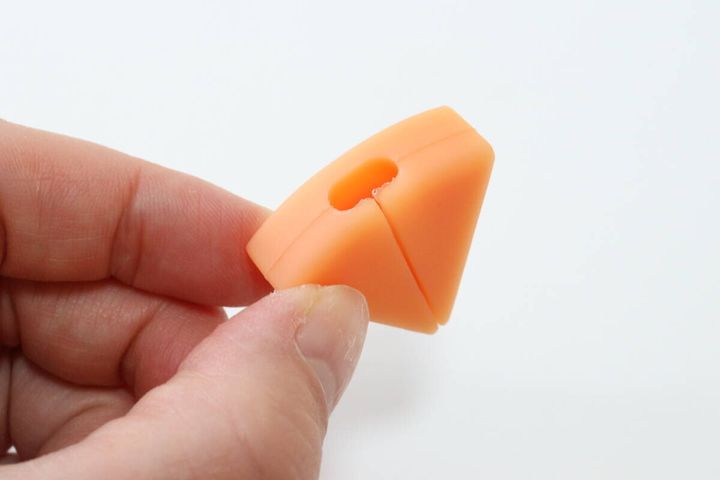 ダイソーのケーブルホルダー たべものモチーフは裏側にスリットが入っている