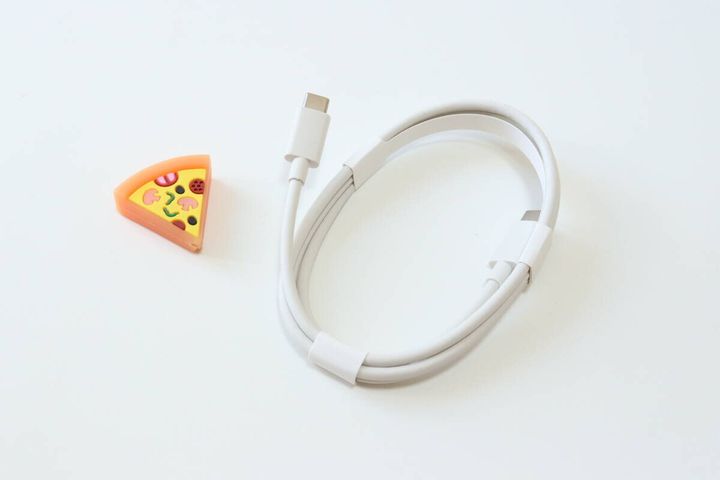 ダイソーのケーブルホルダー たべものモチーフのピザと充電ケーブル