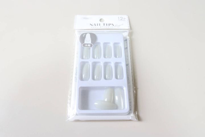 セリア ネイルチップ マグネットデザイン 12P ホワイト パッケージ