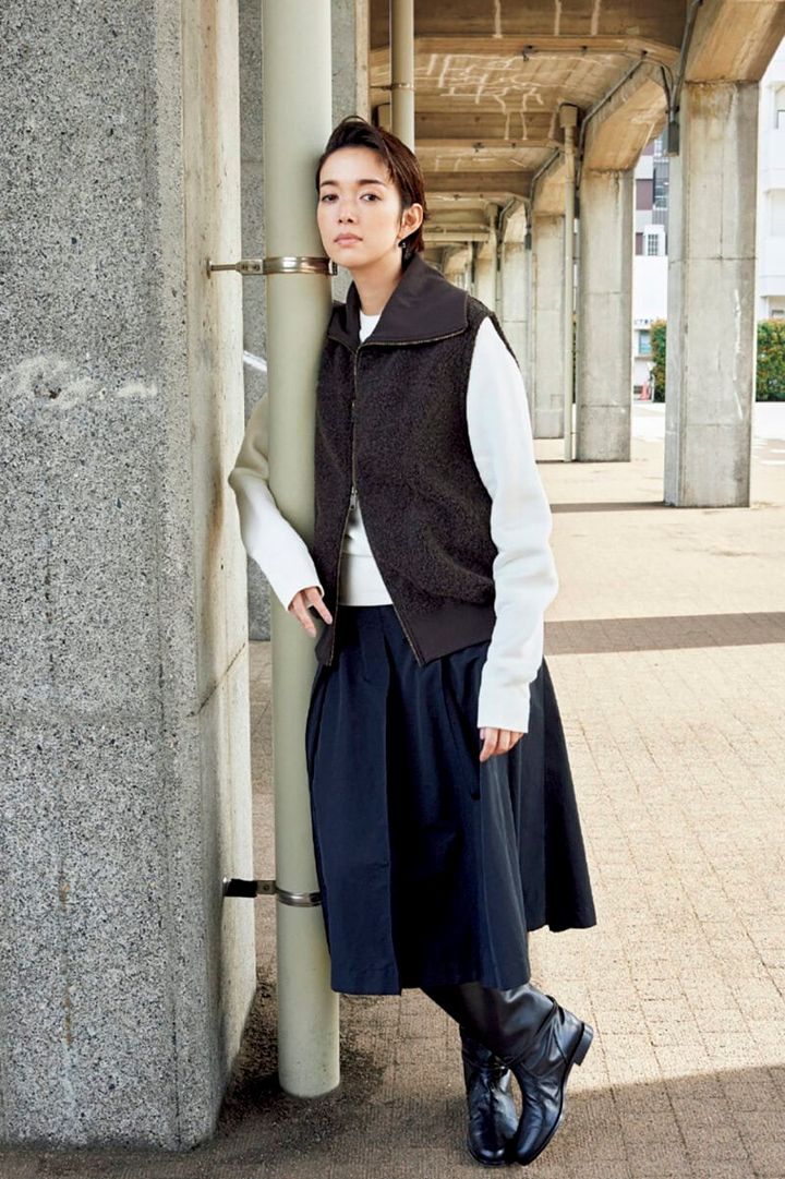 ベスト¥26,400（プロタゴニスタ／アマン） スウェットトップス¥20,900（ニコラ ジェンソン／リノウン） スカート¥42,900（ロンハーマン） ブーツ¥118,800（ネブローニ） ピアス¥59,400（バウゴヘイアン）