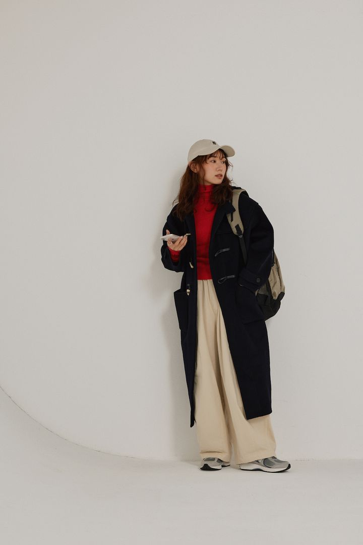 骨格ナチュラルな私は、ゆるシルエットのコートがお気に入り！真っ赤なリブタートルをアクセントに【FUDGE FRIEND おしゃれさんの毎日コーディネート vol.634｜UMI】