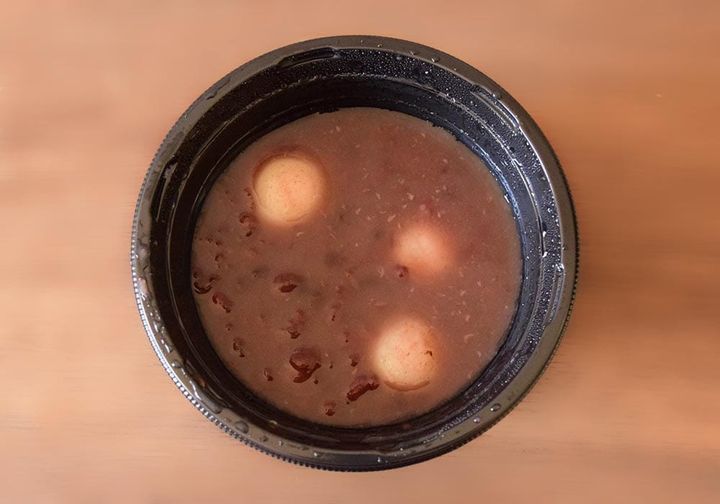 あったか白玉ぜんざいのサイズ感は、ほっともっとで販売されている豚汁とほぼ同じくらい。