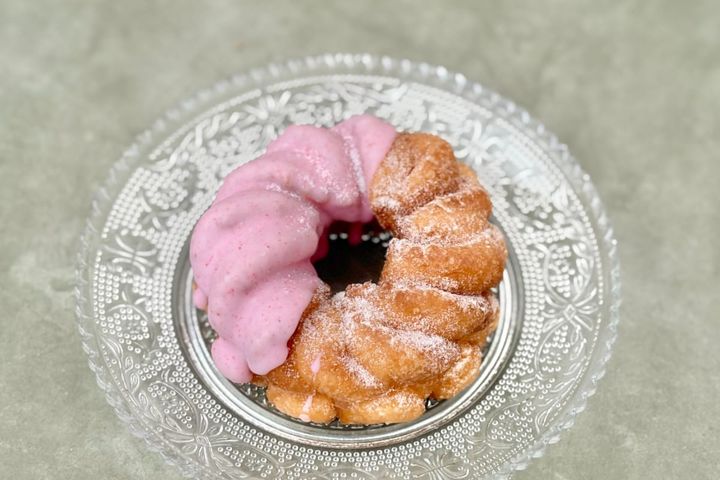 予想以上のいちご感！【セブン】に軽め食感の生地もおいしいドーナツ
