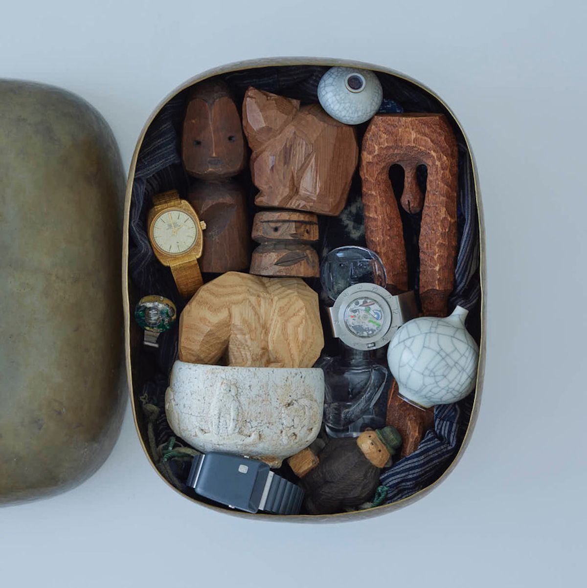 ヴィンテージウォッチや木彫り熊、名作椅子など、めったに出合えない