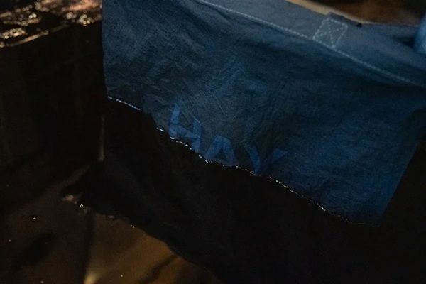 HAYと徳島・阿波の天然藍染めがコラボ！限定モデル「TOTE BAG〈AIZOME〉」が発売。