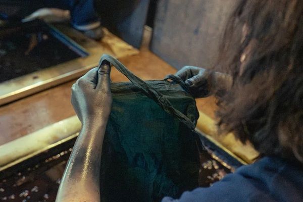 HAYと徳島・阿波の天然藍染めがコラボ！限定モデル「TOTE BAG〈AIZOME〉」が発売。