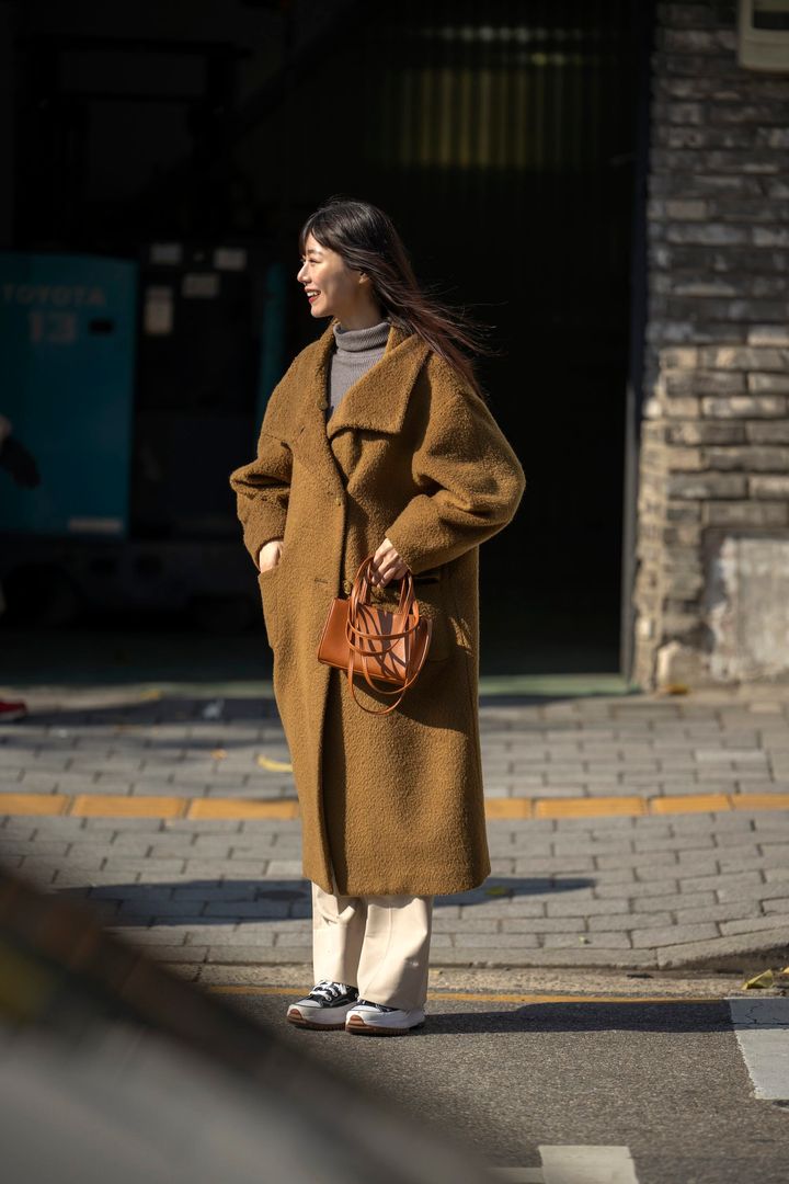 ミニバッグや厚底スニーカーで今っぽさをプラスした冬コーデ【番外編：韓国】