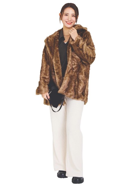 ミドル丈アウターを着た服部加可里さん