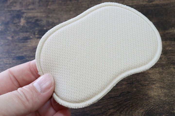 胸元汗とりパッド