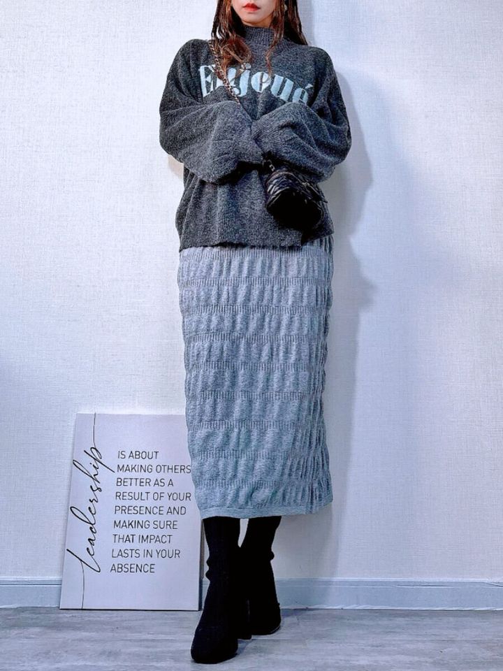 cocaシャーリングニットスカートのグレーワントーンコーデ