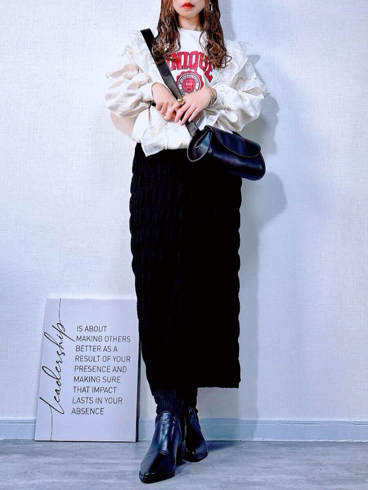 cocaシャーリングニットスカートとロゴスウェットコーデ