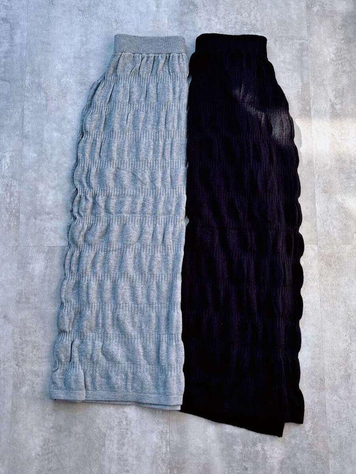 cocaシャーリングニットスカートのグレーとブラック