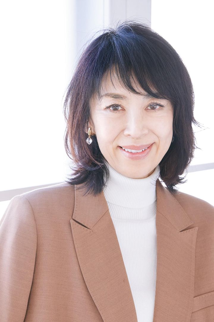 ジャケット3万9600円／ドゥクラッセ ニット1万7600円／ニューヨーカー（ダイドーフォワード） イヤリング1万9800円／アビステ