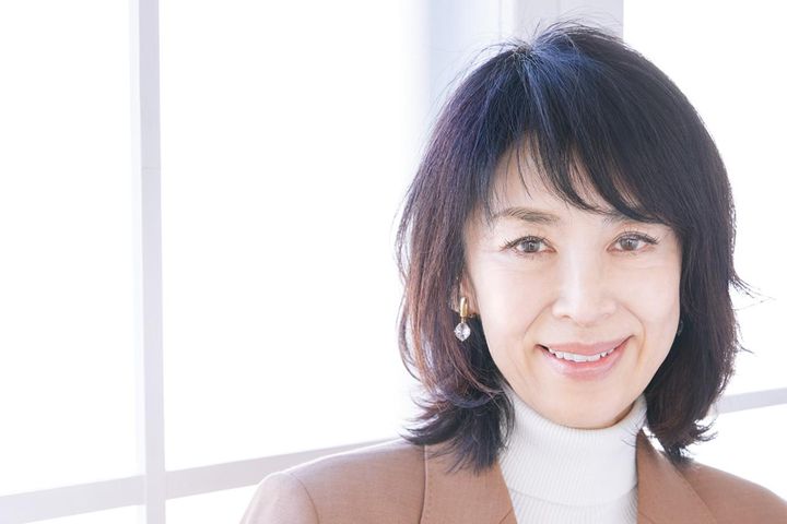 50・60代の髪悩み「白髪とボリュームダウン」を解消する【ミディアムパーマスタイル】2選