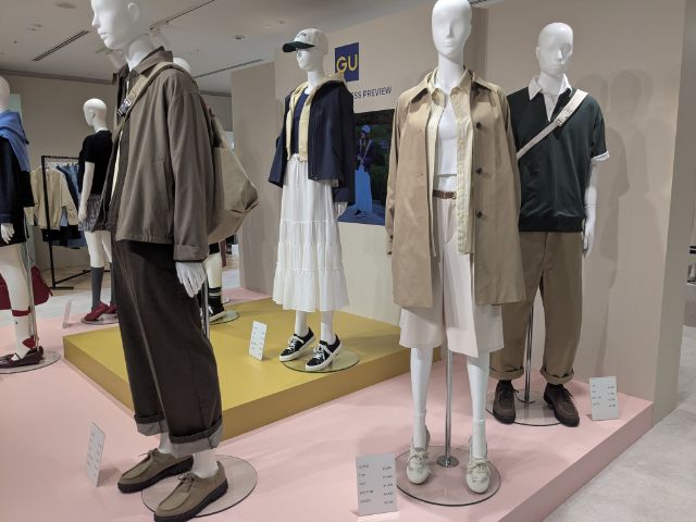春夏新作を着用したマネキンが並んでいる