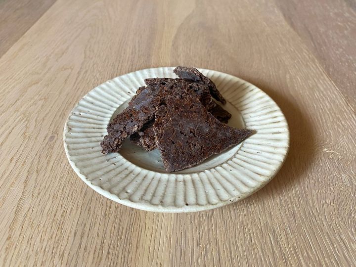 本当に食べられるの！？戸惑いを隠せない鹿沼土をモチーフにした歴史ある養蜂園の土クッキー【旅するデザイナーがおすすめするお土産たち！】