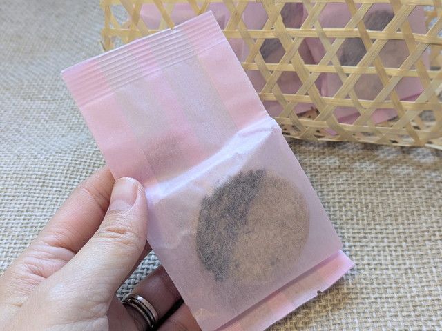 ピンクの個包装に包まれたそいばたーさんど