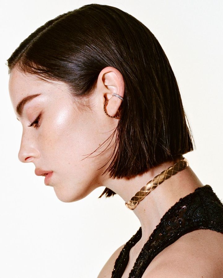 グレイシー・エイブラムスを起用した最新キャンペーンより。「ココ クラッシュ」チョーカー（ベージュゴールド）￥5,445,000 イヤカフ（ベージュゴールド×WG×ダイヤモンド）￥995,500