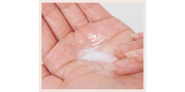 肌になじませたら少量の水分で乳化