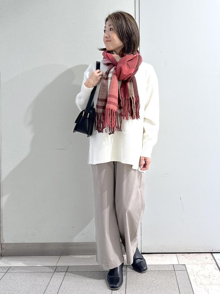 明るいカラーのマフラーで目線を上に