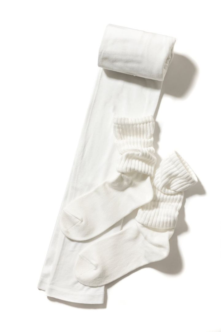 レギンス¥28,600／ババコ、靴下¥390／無印良品（無印良品 銀座）